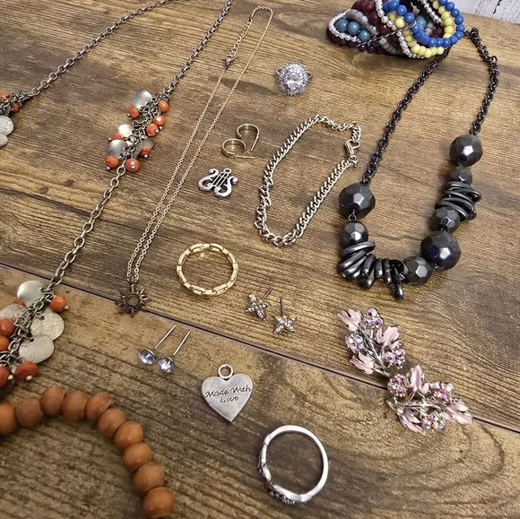 Jewerly Lot Of 15, Necklaces, Pendants, Earrings, Bracelets. Nothing Broken - Picture 2 of 6